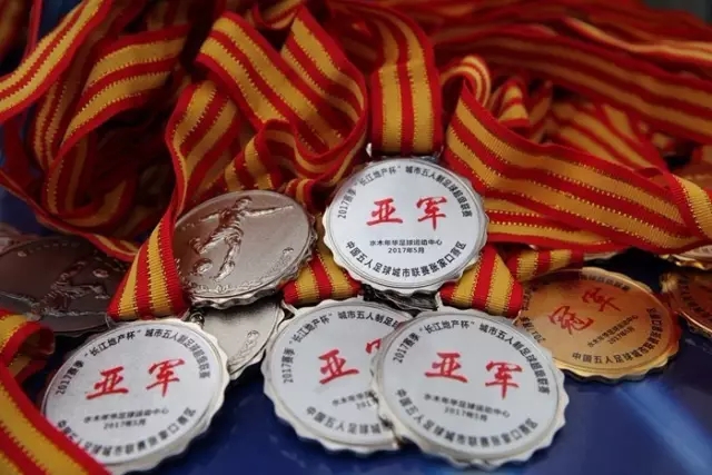 西蒙斯与獭兔合影 共同经历康复之路